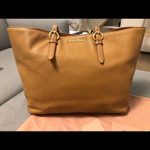 Miu Miu tote in color naturale